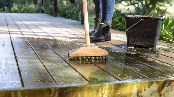 Fjern alger fra terrassen