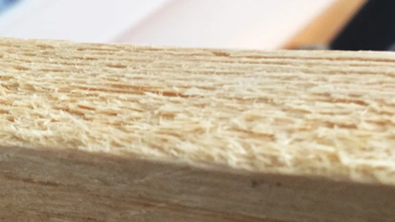 On this piece of wood, the loose wood fibres are clearly seen.
