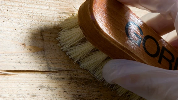 Normal dirt on new wood.